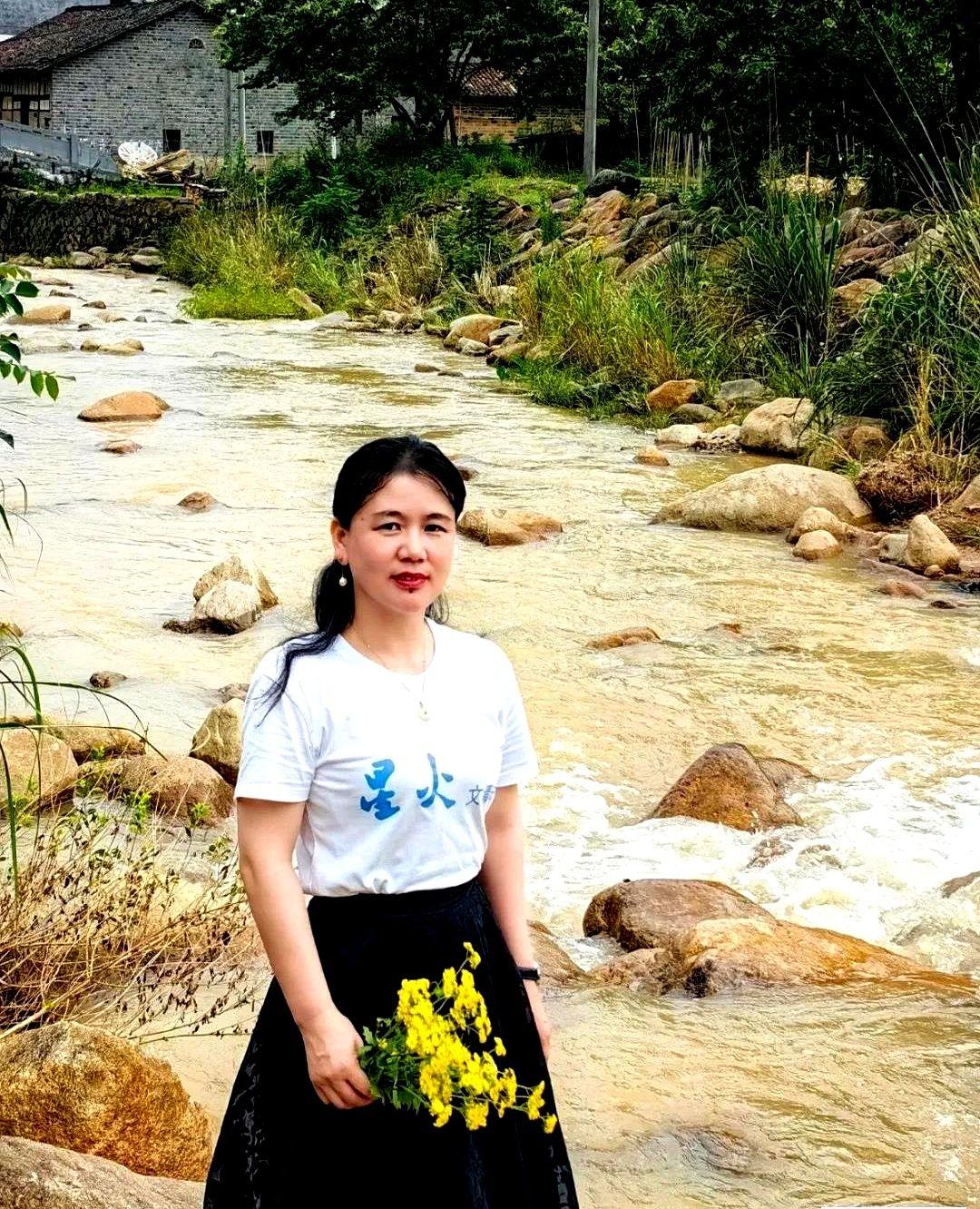 刚刚刷到了江西九江市都昌县教育科学研究中心的李主任，是个风韵犹存、气质优雅的中年