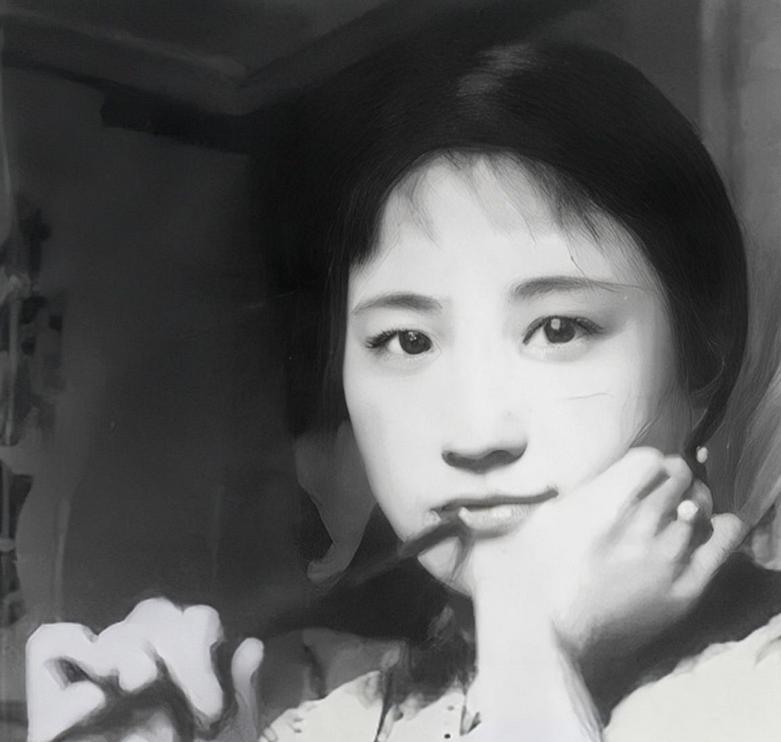 1965年，62岁陆小曼去世。翁瑞午的长女翁香光闻讯赶来，见四下无人，迅速解开陆