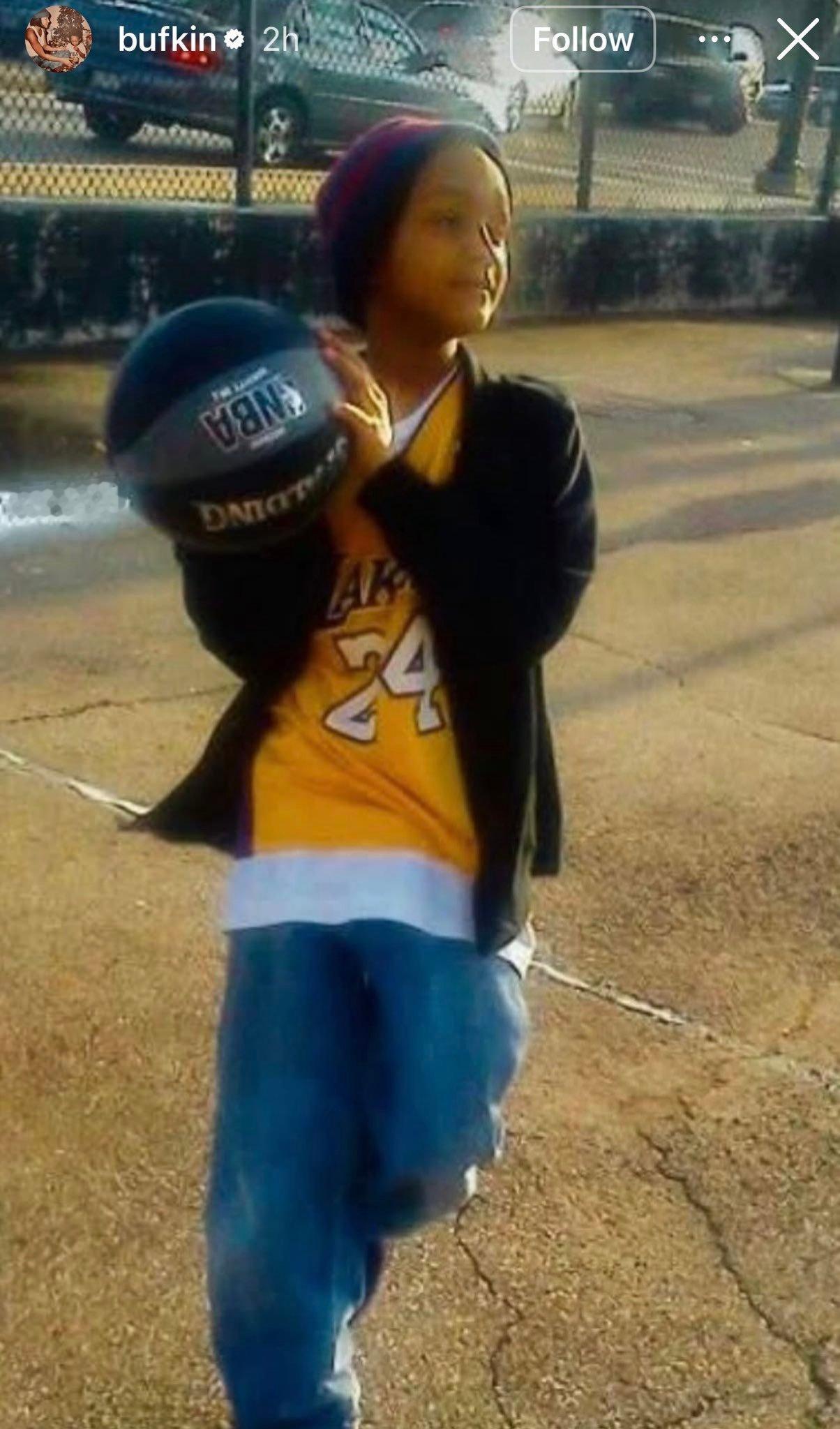 科比·巴夫金更新社媒，发了一张小时候穿着科比球衣打球的照片湖人签约科比巴夫金洛杉