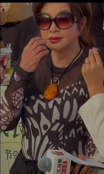 真佩服刘晓庆啊，内心就是那么强大。任你古柯天天在网上叽叽歪歪的，爆黑料。人家刘晓