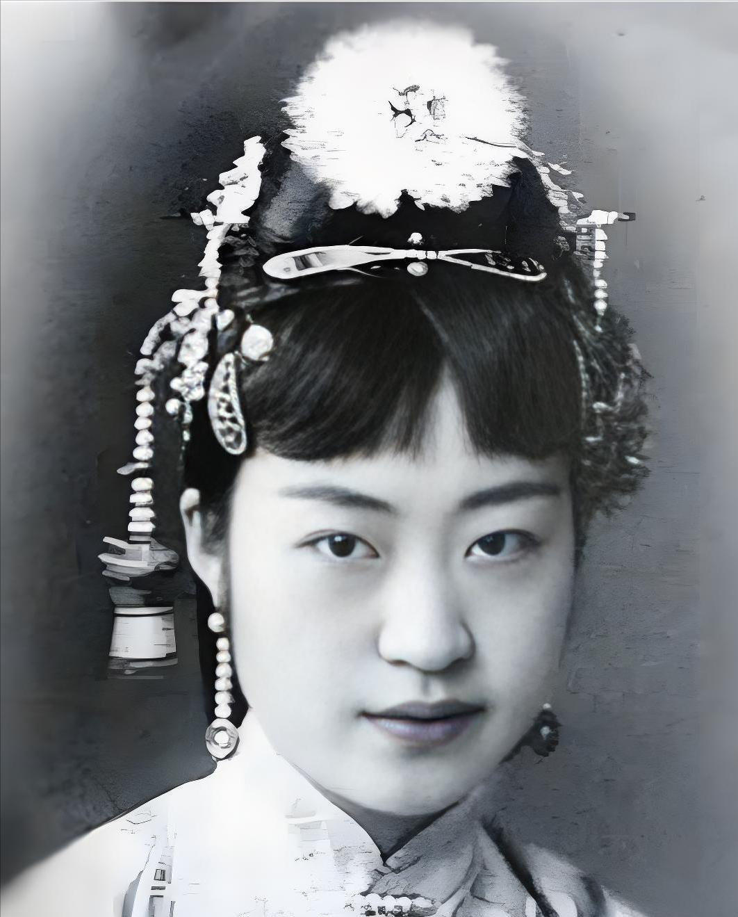 1926年，趁丈夫溥杰离家之际，唐怡莹与张学良私通。后来，张学良向溥杰坦陈了这段