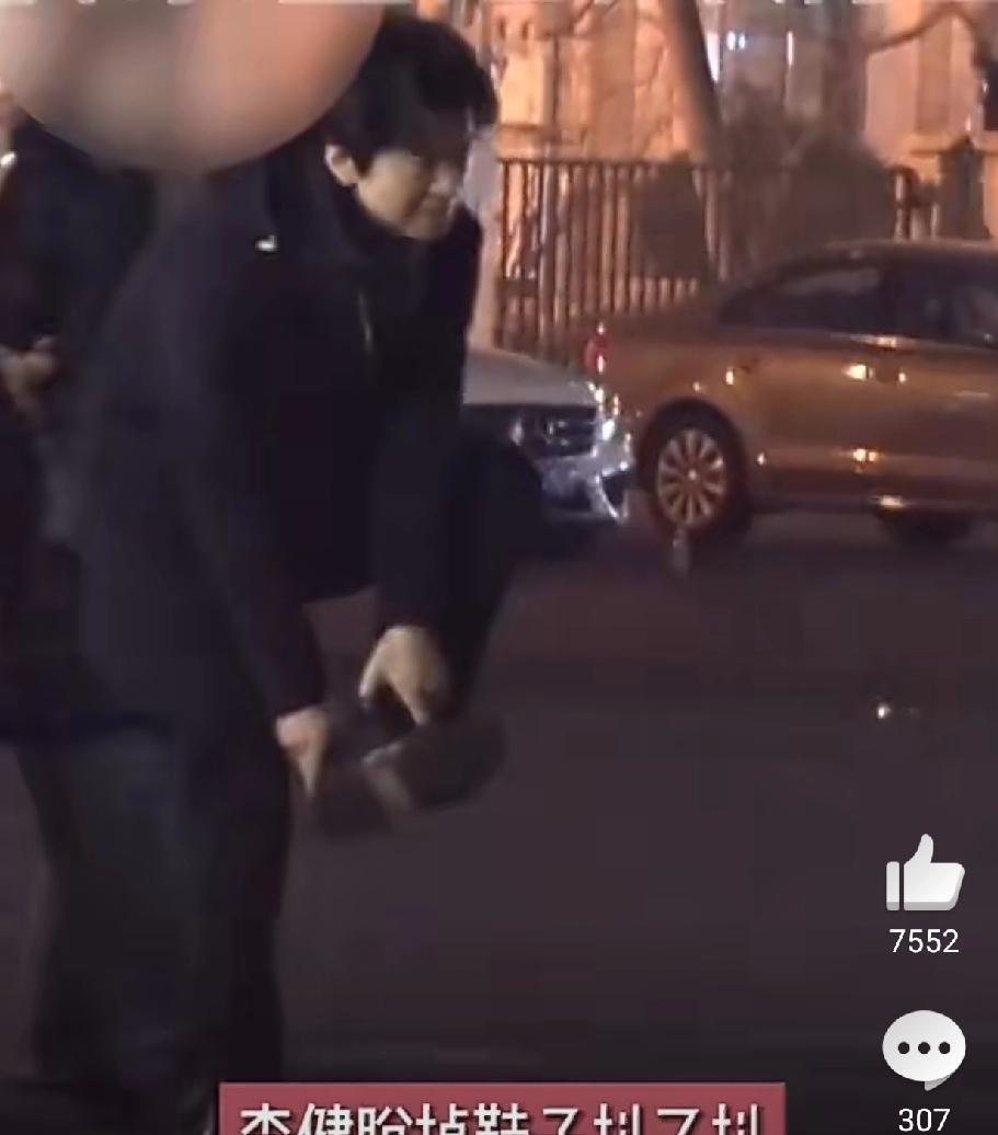 李健，脱个鞋都甜到上热搜。3月20日，歌手李健一段生活视频突然刷屏，直接冲上热