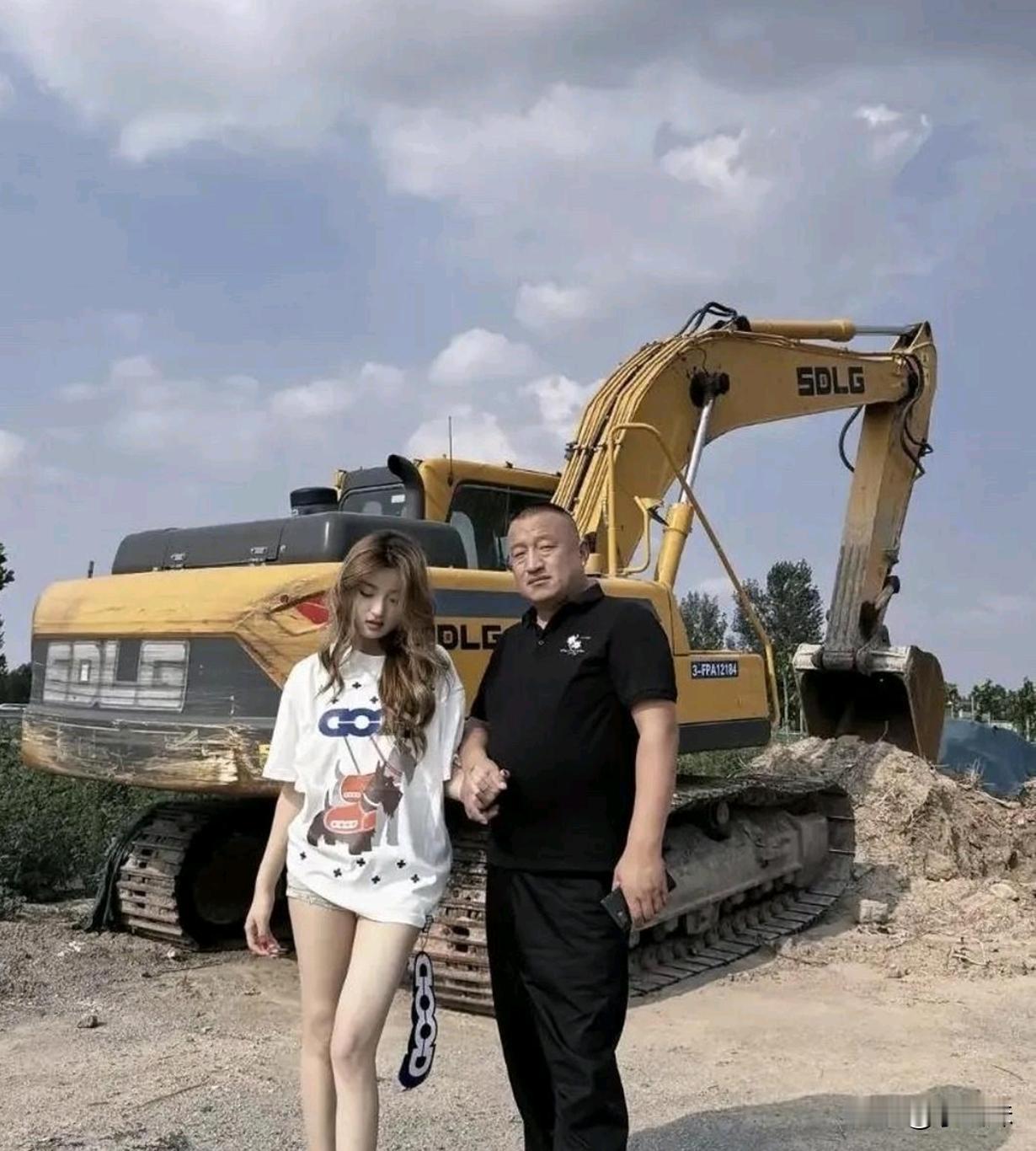 父女俩长得太像了，怪不得大哥一脸幸福