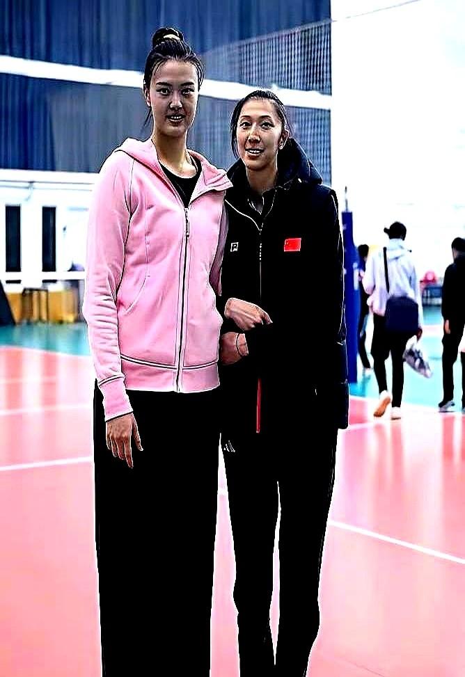 吴梦洁1米89的身高，真让人捏把汗。跟1米95的张常宁合影，肉眼可见矮一截。