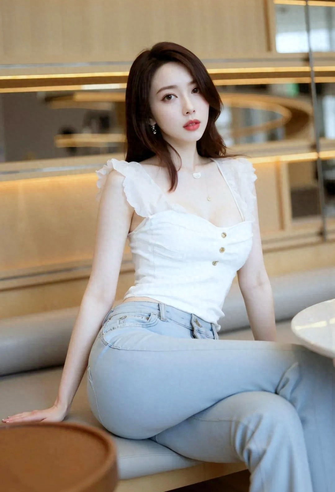 Z世代审美新趋势：她把50元牛仔裤穿出万元大牌感