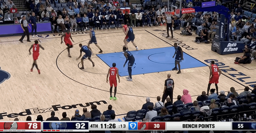 一防一攻，防下了扎克伊迪的勾手，进攻端打了打一个非常漂亮的篮下背转身！下半场也不