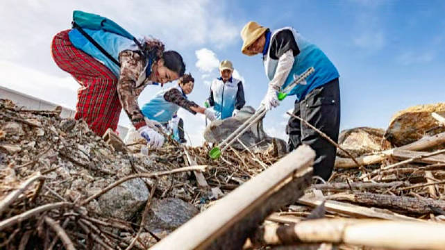 温岭青年一年从海岸线捡走10吨垃圾#项目开展一年，累计净滩 16 场，671 人次志愿者参与，向海洋垃圾说不