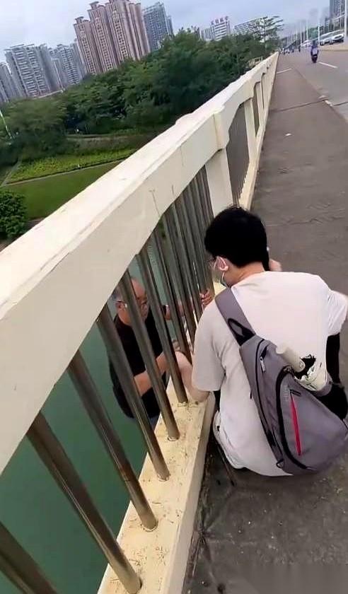 一个老人家，病了，站在南宁的桥上，不想活了。就因为觉得自己是个累赘。这三个字