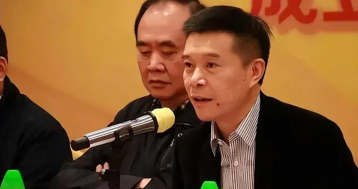 惊天猛料! 广东队内讧实锤? 老板甩脸色离场, 球员眼神黯淡无光