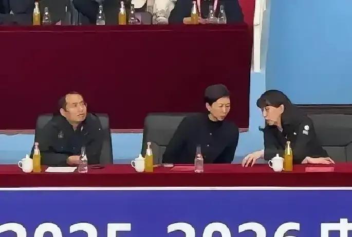 昨晚排超揭幕战，赖主任终于露面了。他这次来不是闲逛，得代表排协给揭幕战致辞