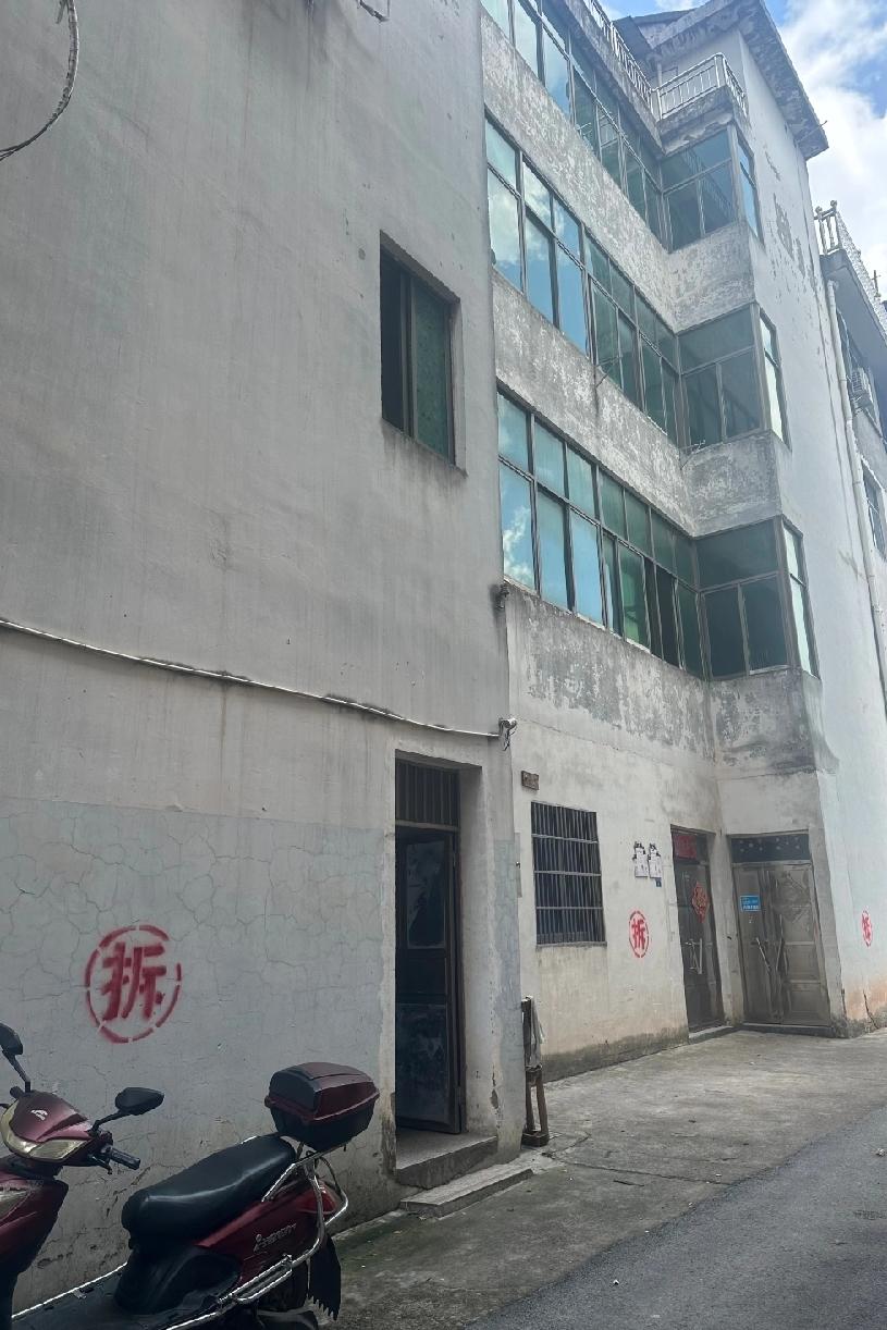 公婆的老房子要拆迁了，大概能有350万左右，我说把钱存起来拿出100万去开个店，