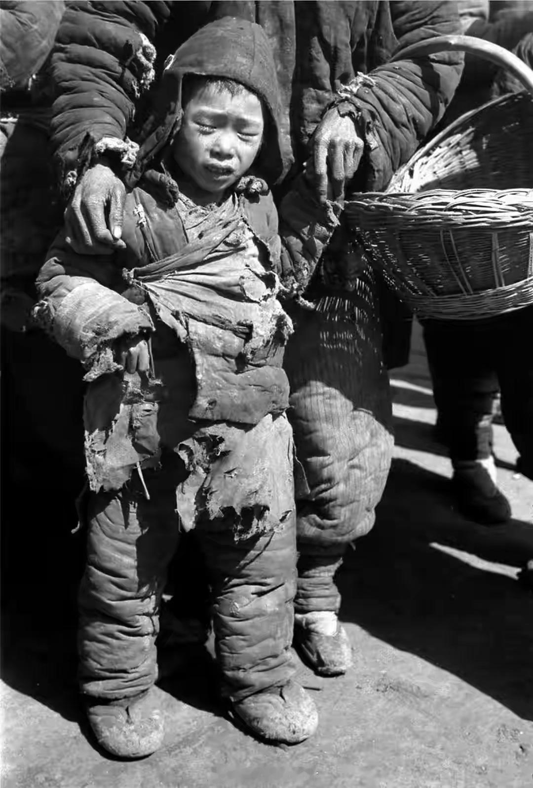 1942年，河南大饥荒，饥饿的孩子。这才是真实民国，吹胡适的出来走两步？