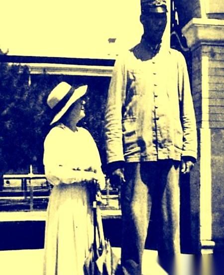 翻开搜狐网的一篇旧报道，1953年的上海滩，死了一个85岁的扫地老头。出殡那天