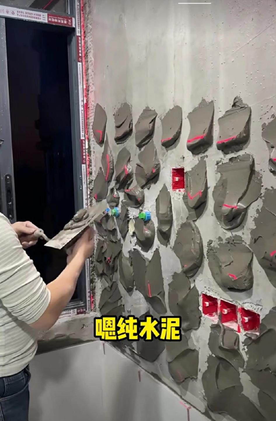 “这种打点法贴瓷砖，我只在自己家这么弄。要是给业主家贴，她想咋贴我就咋贴。”面对