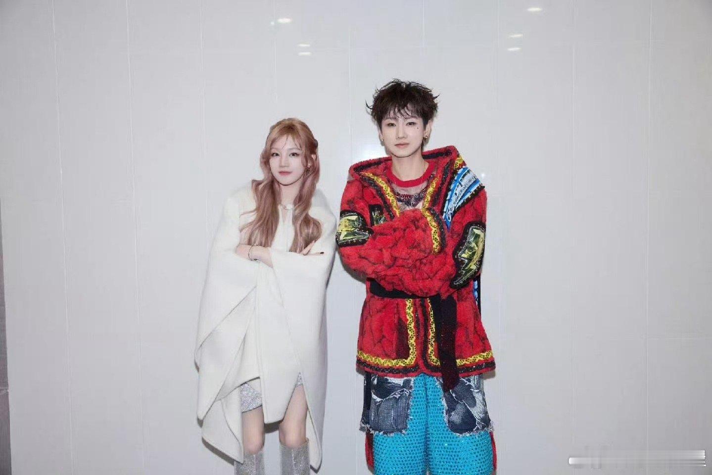 汪苏泷宋雨琦合照男帅女美音乐才子遇上舞台精灵！汪苏泷和宋雨琦的搭档就像甜度刚好