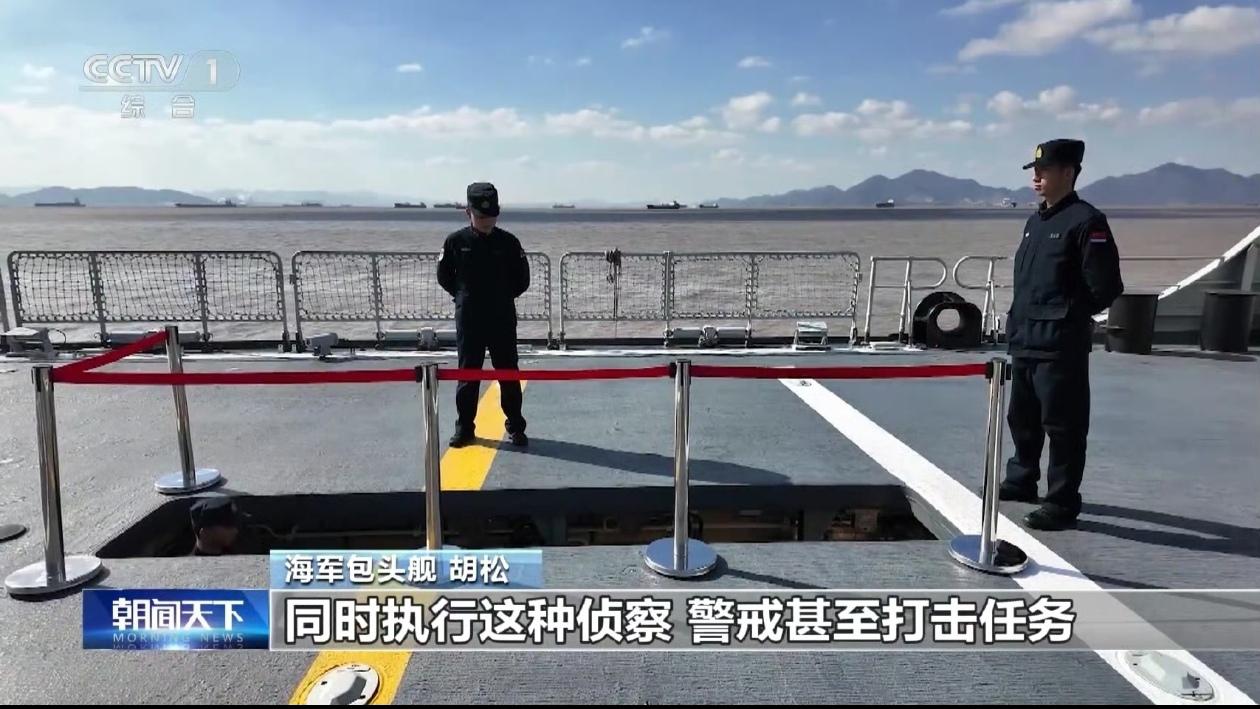 052D的直升机甲板上，也有一个用于弹药和设备运输的升降机，位置就在机库门的左前