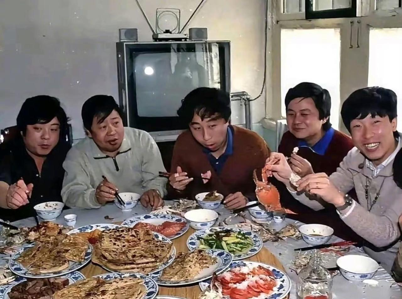 马季：（给赵炎夹菜）老赵，多吃这个饼，你师娘今儿烙得比往年都筋道。赵炎：（嘴