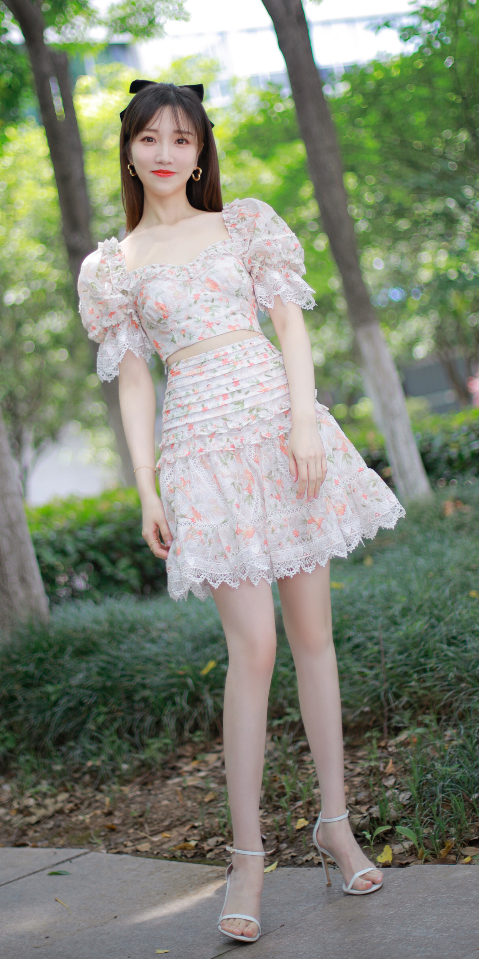 张纯烨：鲜花少女裙大长腿，迷人的花仙子。张纯烨