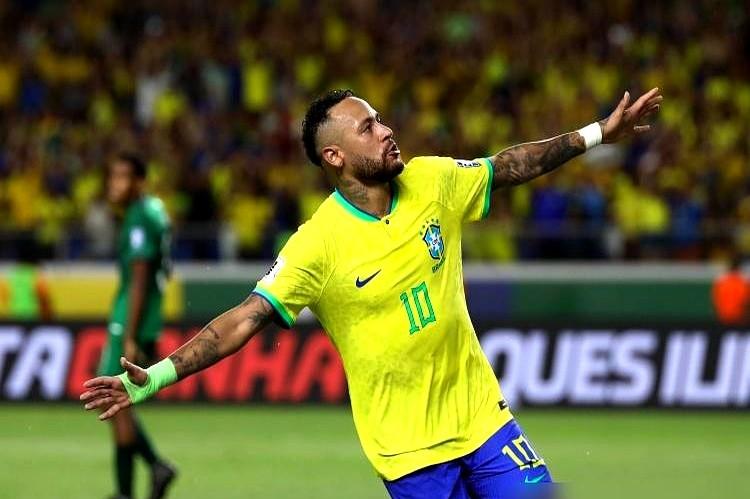 内马尔，真让人一声叹息。在巴黎最后一个赛季，29场轰出18球17助攻，数据太