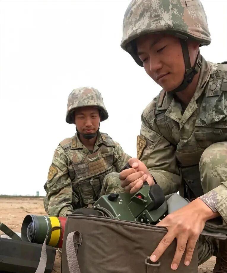 红箭12列装，导弹变“聪明”了，人的决策还需要吗？ 红箭12单兵反坦克导弹正
