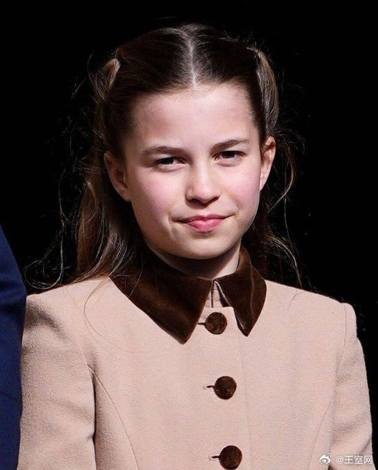 英国王室🇬🇧4月5日，夏洛特公主出席在温莎城堡圣乔治礼拜堂举行的复活节礼拜