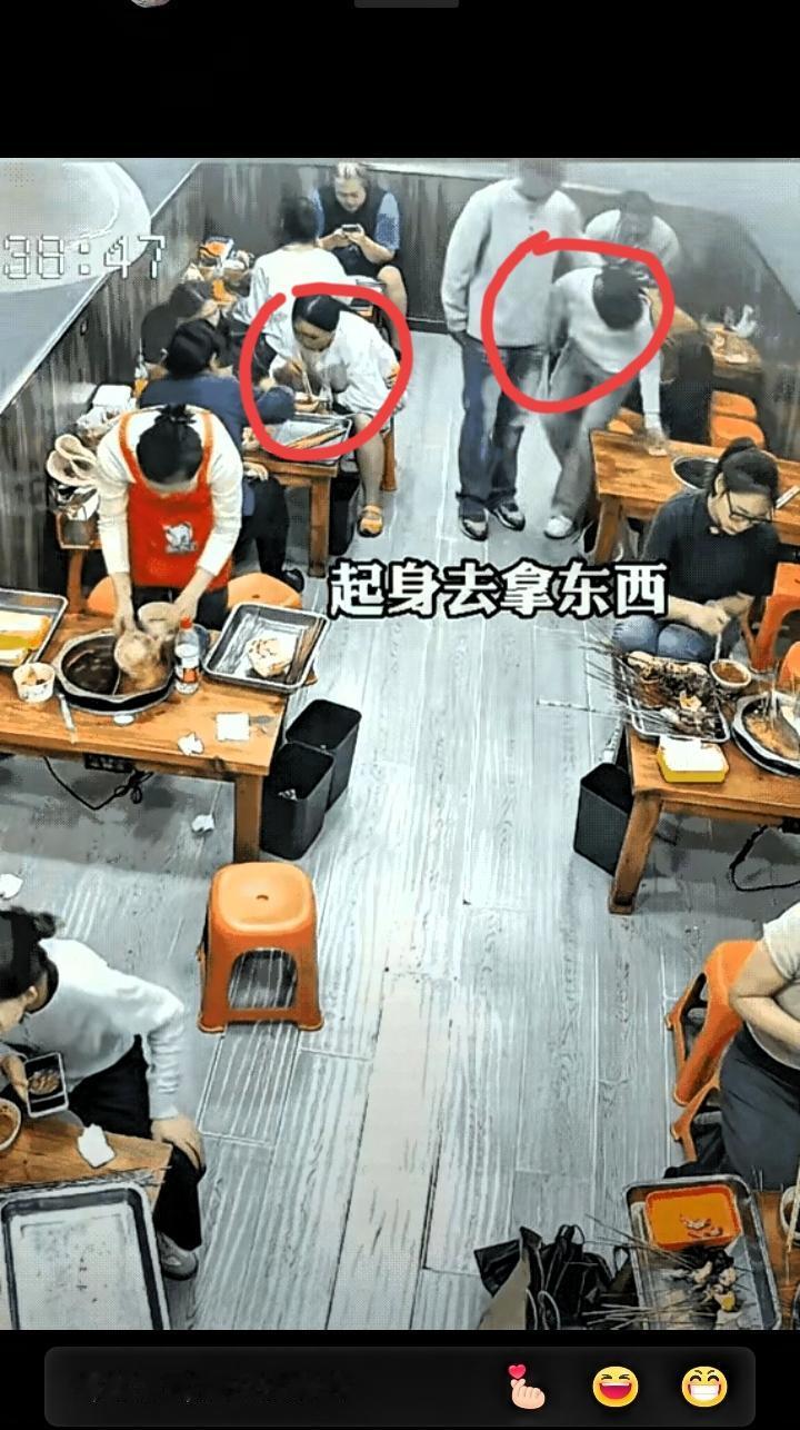 “缺德到家了！”一对情侣去饭店吃饭，点好菜后就落座了，女生把带着的雨伞放到了桌子
