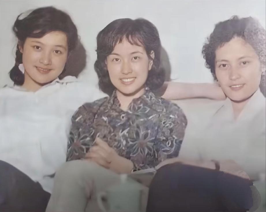 这是上世纪80年代陈冲、刘晓庆、宋晓英的一张珍贵合影，照片中三位影坛佳人青春焕发