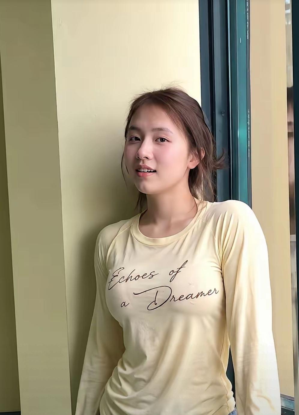 这样朴实干净的女孩子，做女朋友你们会喜欢吗没有精致浓妆，简简单单一件休闲上