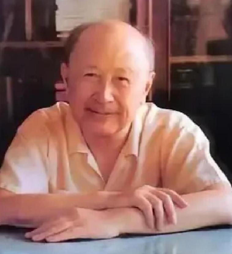 1985年到1988年，美国先后三次重金邀请钱学森访美，又是总统颁奖、又是白宫国