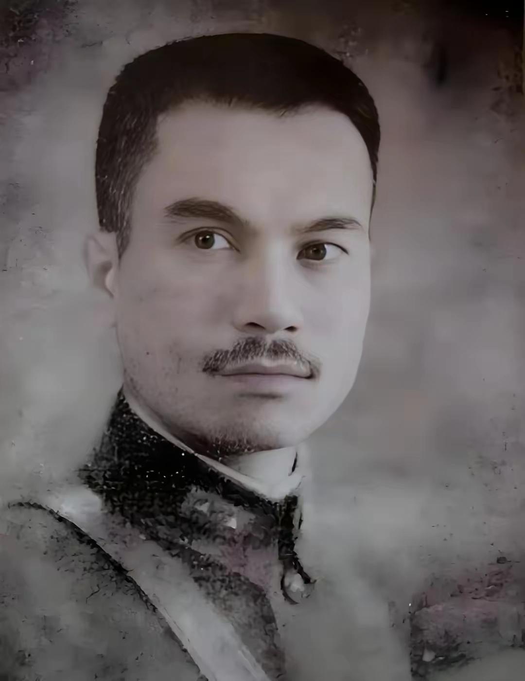 1945年，东北军元老何柱国赴宴喝下一杯酒，第三天后突然双目失明。美国医生查出是