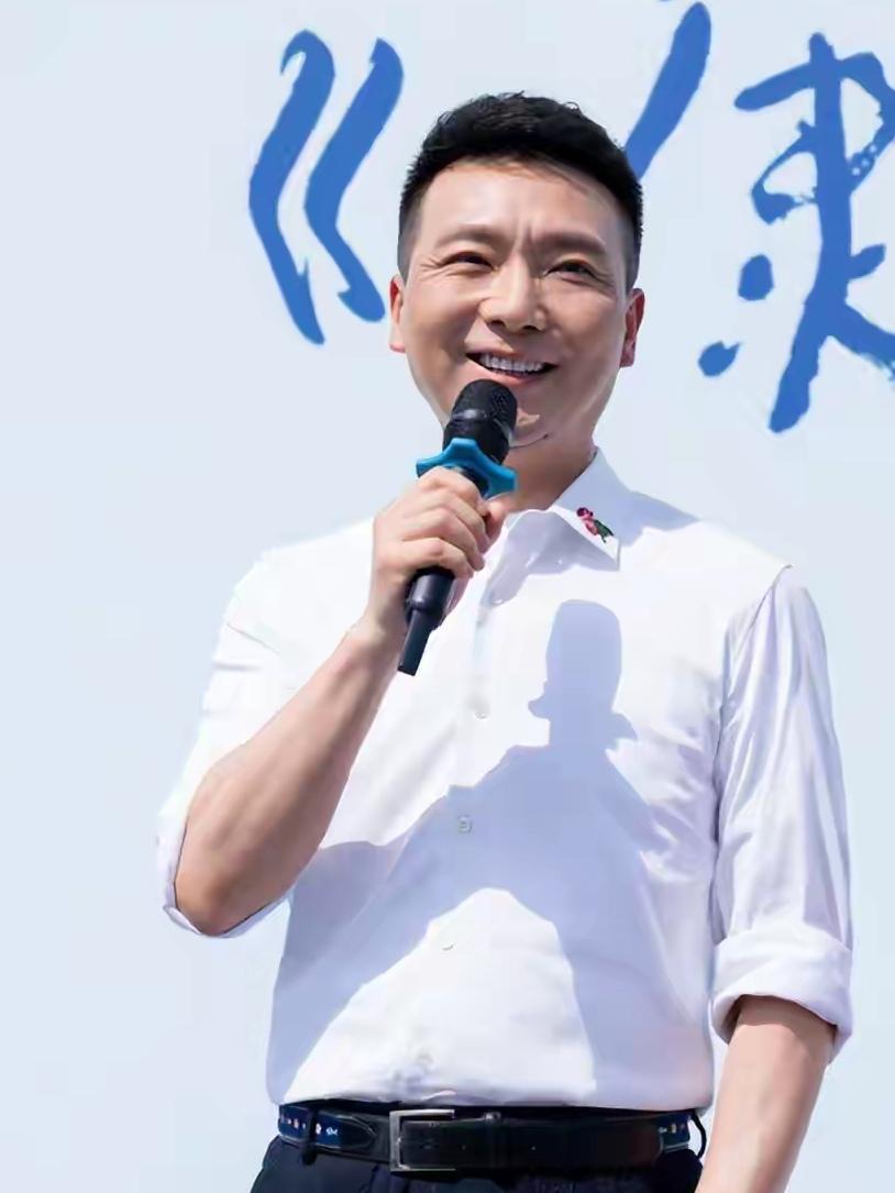 55岁康辉，褪去严肃，线下活动清爽又温和印象中，康辉是《新闻联播》节目的男主