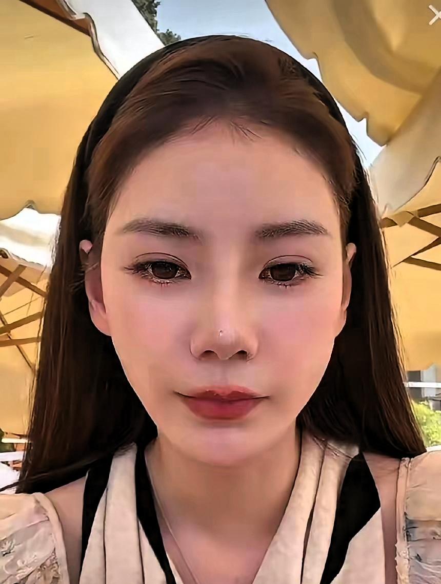 肉感满满的手脚，一举一动充满童趣，可爱瞬间被镜头记录下来。马筱梅在飞机上从