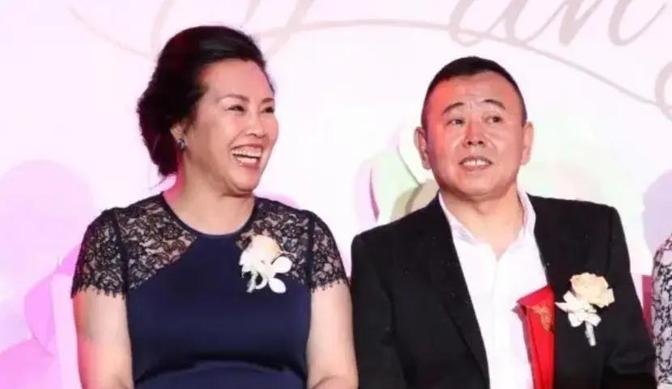 1996年，潘长江走红后，大摇大摆地跟妻子杨云提出离婚。杨云拍桌子怒怼：“当年医