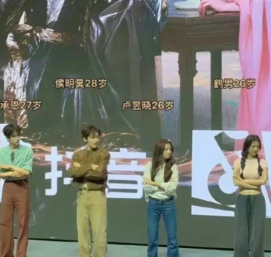 满大街都穿这种裤子，感觉现在人的审美都下降了。​​​​