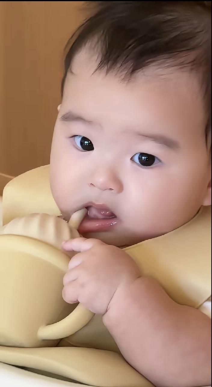 马筱梅晒出了她的儿时照。小时候的她好幸福，身为父母的独生女，接受了很好的教育，