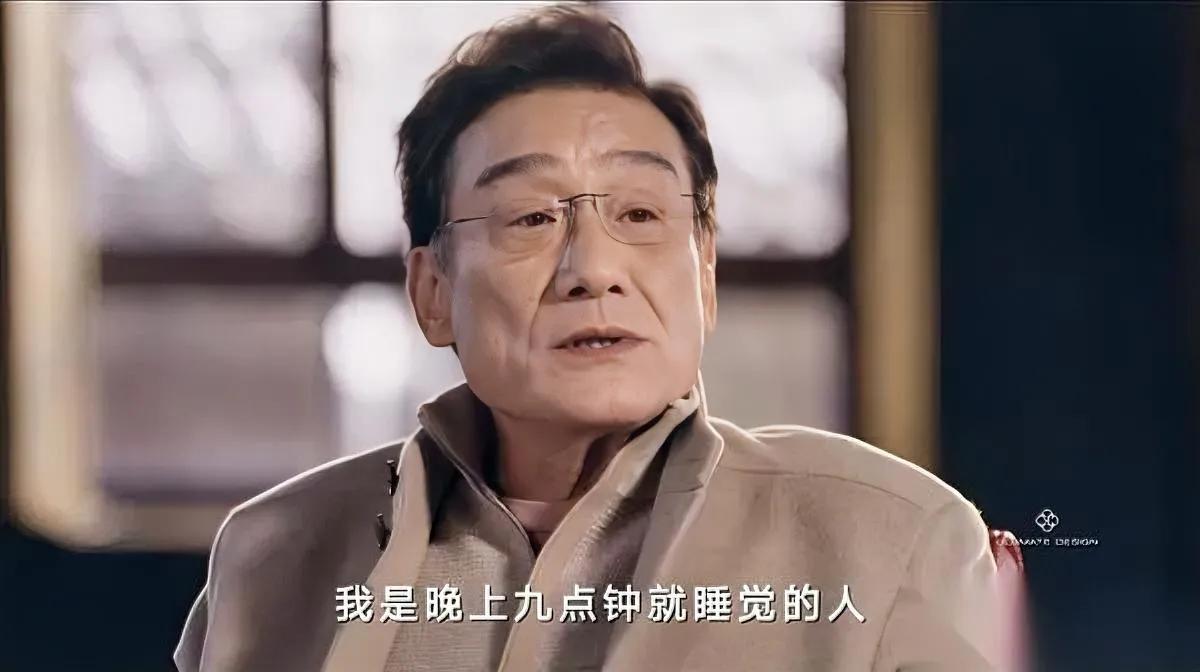 9点睡，真香！我试了一周，差点把闹钟扔出窗——原来“老年作息”才是年轻人的外