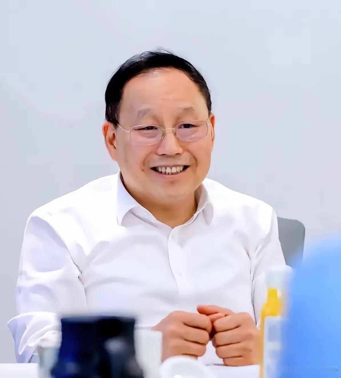赛力斯跟华为这次复合后，就算给张总十个亿，他估计也不会再甘心当华为的“代工厂”。这次的复合，也只是被