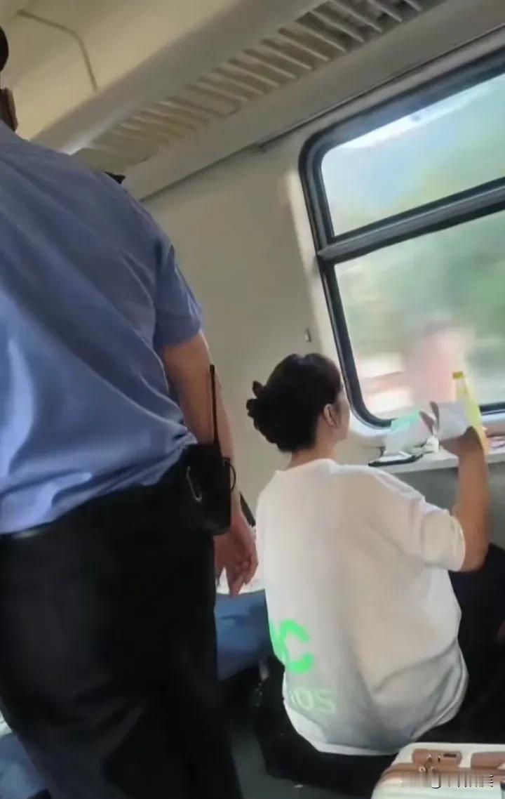 “仙女病”又犯了！大清早5点左右，一女子在火车上放音乐，又唱又跳！工作人员劝