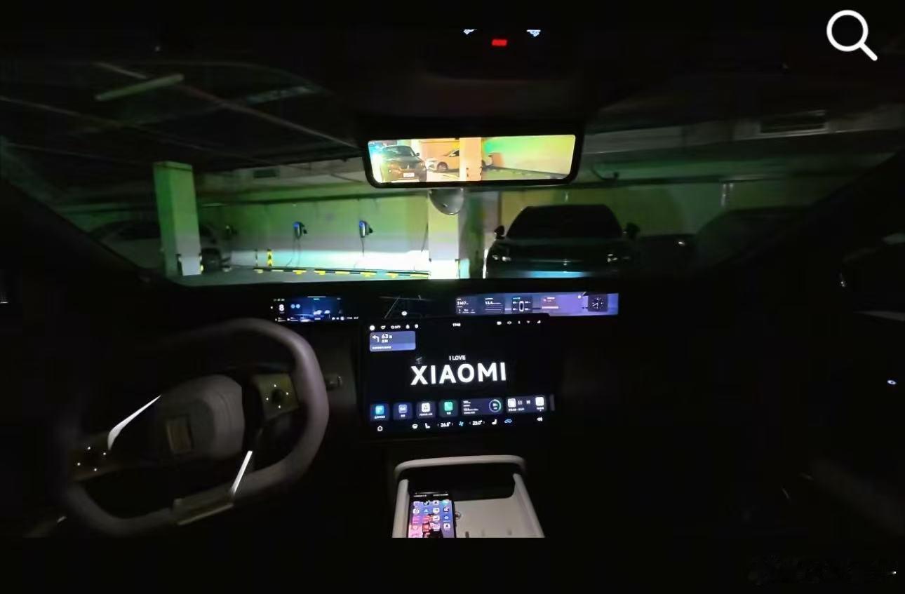 阿维塔车友挺幽默的用这套壁纸开直播，发社交网络还真的有不少观众说：这小米YU7真