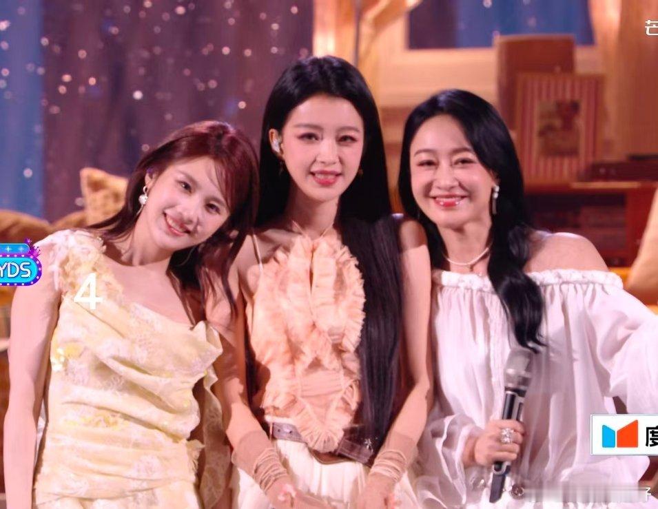 溺爱真唱的姐姐孙怡组和叶一茜组都是全开麦的吧。直播其实就是要看这个效果吧，虽然张