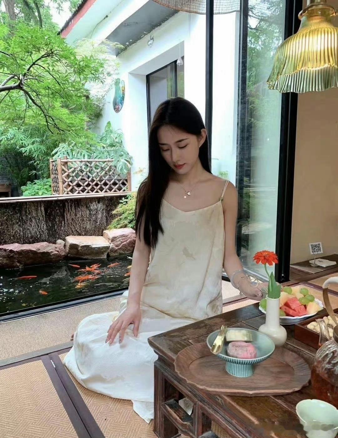 静坐庭院，享受宁静时光，与自然为伴。