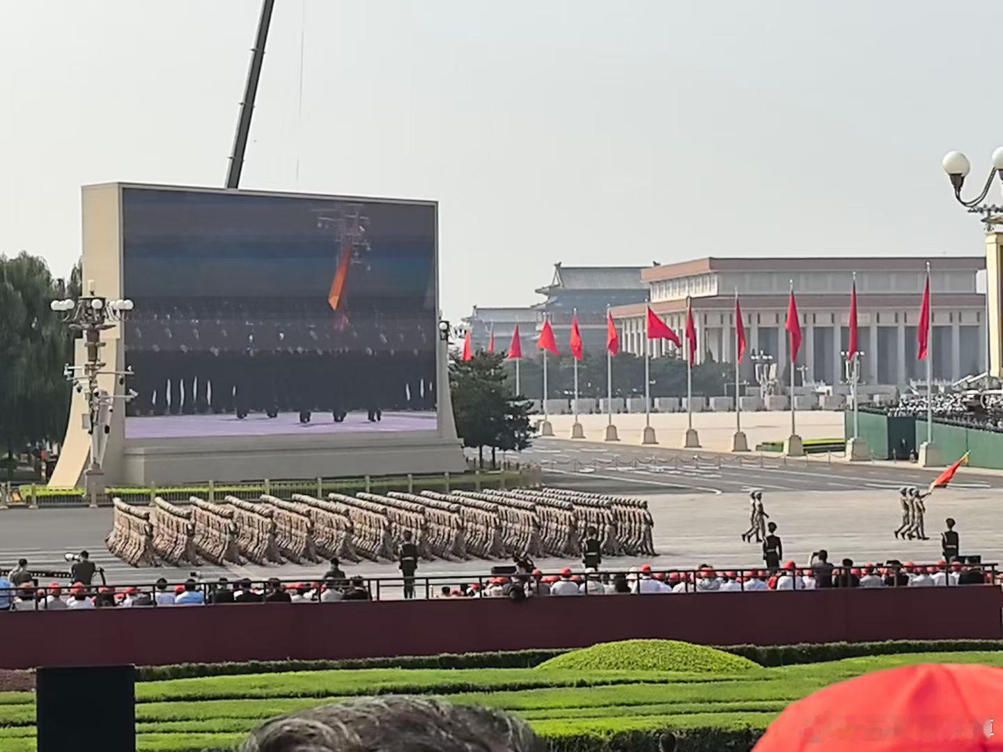今天的阅兵感触最深的就是，身边搞实业的，自己当老板的，都去现场观礼了。干自媒体博