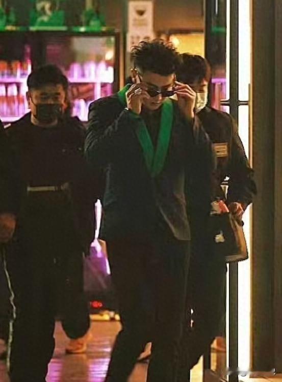 32岁黄子韬现状曝光：百亿家产背后的真相，富二代都该看看谁能想到，一个在寒风