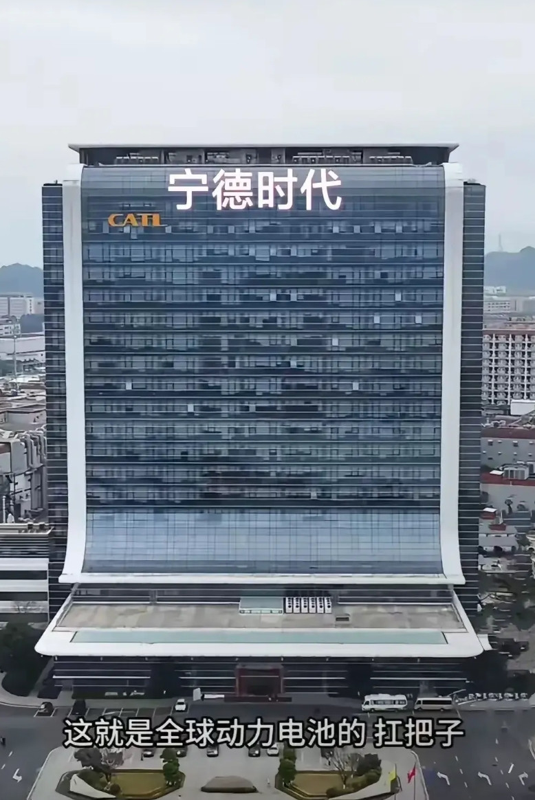 全国最成功的商人。别人是带动一个村富，有些人是带动一个镇富，宁德时代老板就厉害