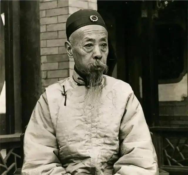 1908年，庆亲王每夜用骡车把白银拉进东交民巷，三年后大清亡了，他的千万家财却安