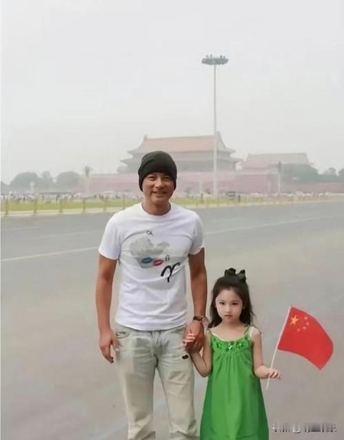 同样两个人，相隔14年。不得不说，小棉袄变成了大美人。