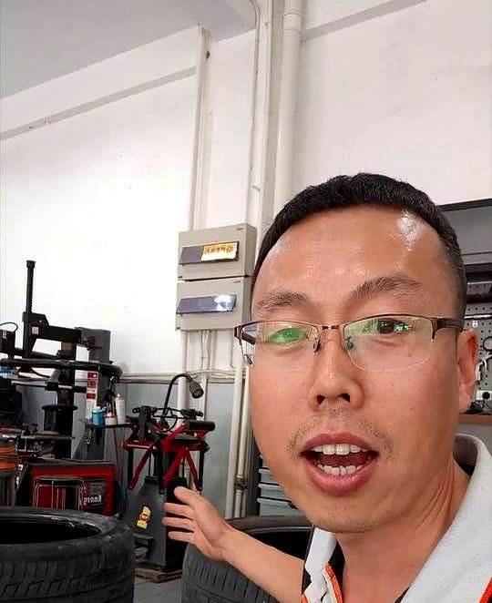 兄弟们，宝马X7真的不是普通人能开得动的车，3系、5系伸伸手也就够到了，但是X7
