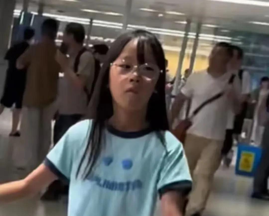伊能静女儿外貌曝光真是奇怪了，明星的孩子为什么遗传不了爹妈的盛世美颜？一个