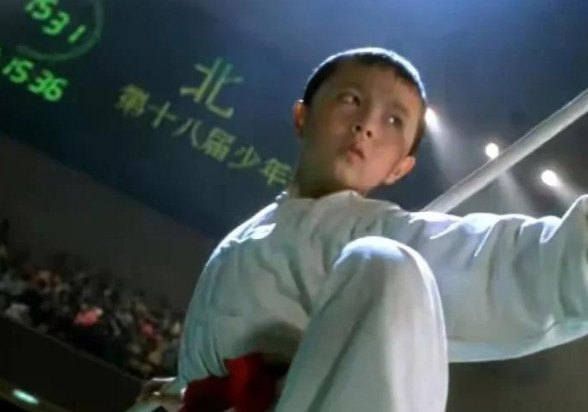 1994年，拍完《赤子威龙》后，周润发拿出5000块钱，递给谢苗，劝他说:“别演