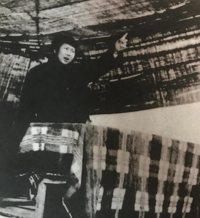 什么是领导？领导就是能够指明方向的人！看这张照片中的毛泽东，大手一挥、指向前方说